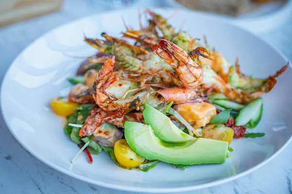Quels sont les ingrédients pour une salade de pâtes aux crevettes et avocat ?